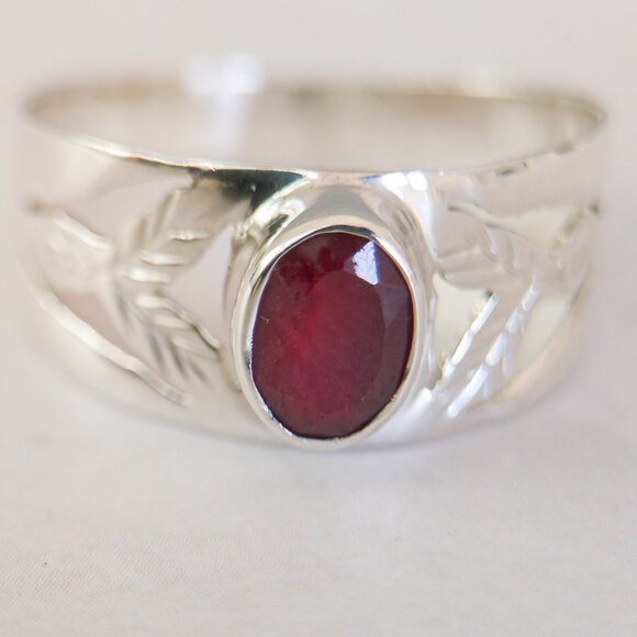 Sterling Silver Leaf Band Ring with Ruby – Bezel Set Oval Stone, Size 8.25 - Picture 5 of 9